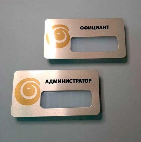 БЕЙДЖИК З ВІКОНЦЕМ ЗБОКУ (МЕТАЛЕВИЙ) ВИГОТОВЛЕННЯ 1 ГОДИНУ В КИЄВІ НА ОБОЛОНІ  00005 фото